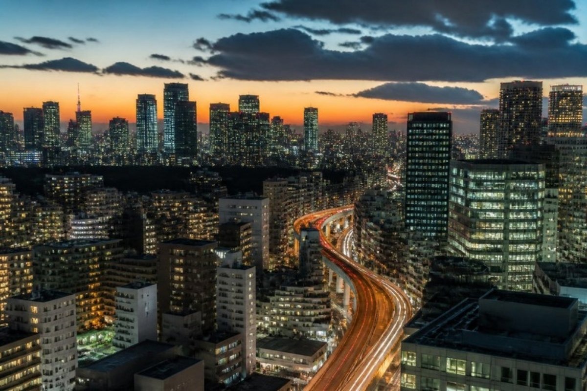 夕暮れの東京の高層ビルと高速道路