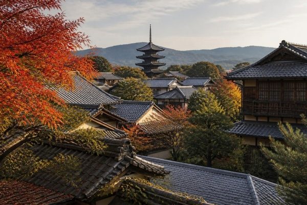 近畿の京都の五重塔と町並み