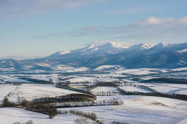 北海道・東北の雪原と山並み